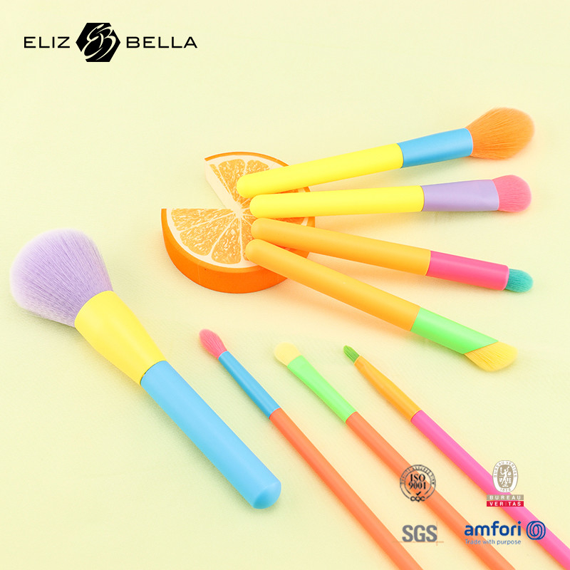 Set sikat make-up kosmetik berwarna-warni, penting untuk perawatan kecantikan membuat alat dan set sikat profesional
